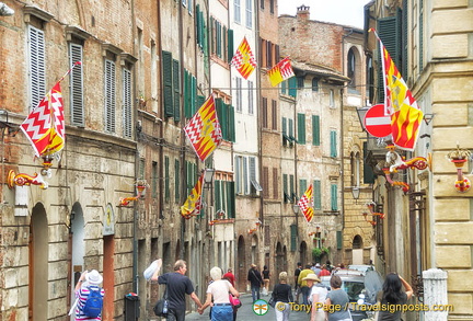 Via Valmontone is in the district of Contrada del Montone