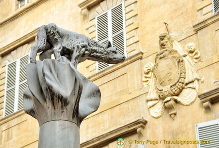 Lupa che allatta i gemelli - a symbol of Siena