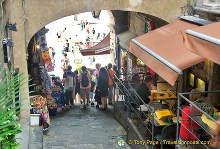 An alleyway from the upper town to Piazza del Campo