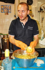 This guy peels lemons at a speed of knots