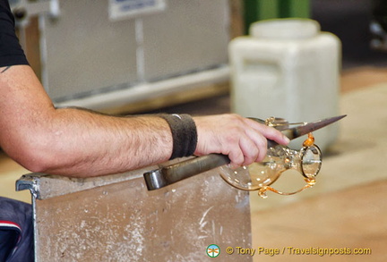 A glass jug is created in a couple of minutes