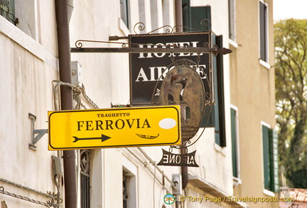 Direction to the Ferrovia or Santa Lucia railway station