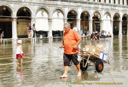 Parcel deliveries during Acqua Alta