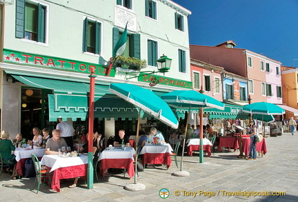 Me, checking out the busy Trattoria Da Roma