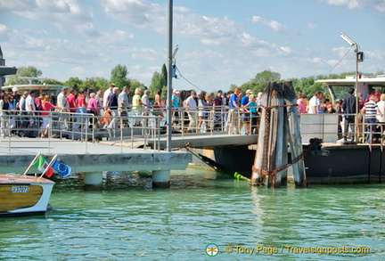 Crowd getting on the vaporetto at Burano