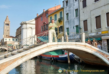 Tony getting ready for a fistfight on Ponte dei Pugni