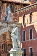 Statue of Dante