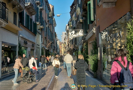 Via Mazzini links Piazza Bra with Piazza Erbe