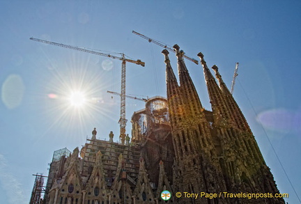 Looking up to Sagrada Familia