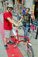 With help from this friendly local, I get my bike from the Bicing stand