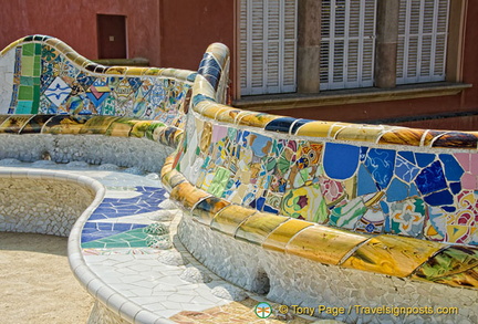 Curving bench around the perimeter of the plaza