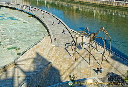 'Maman' is a bronze cast outside the Guggenheim Bilbao