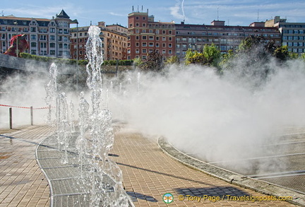 Guggenheim Bilbao: Very cool effect of the dancing fountain