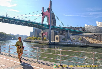 Bilbao Guggenheim: Tony trying to find more angles to shoot