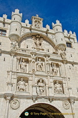 A close-up of the statues on the Arco de Santa Maria