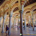 The Mezquita is famous for its giant arches and columns (1303 visingar) There are over 856 columns of jasper, onyx, marble and granite in the Mezquita The Mezquita is famous for its giant arches and columns