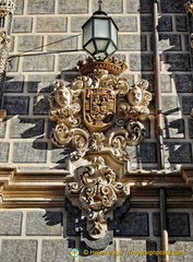 Palacio de la Madraza: Facade ornamentation with the Granada coat of arms