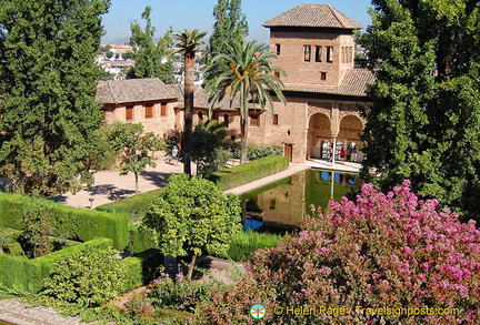 Palacio del Partal: View of the portico and the Damas Tower