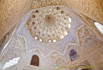 Sala de los Abencerrages: The spectacular vault decorated with eight-point star-shaped stalactites is the star attraction of this Hall. 