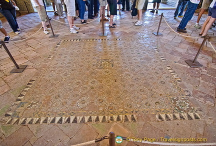 Salon de Embajadores: Barricaded area where many original peices of golden tiles still exist