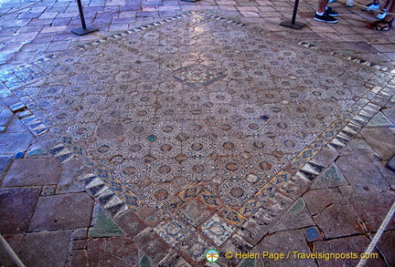 Salon de Embajadores: Admiring the gold tiles of the Throne Room floor