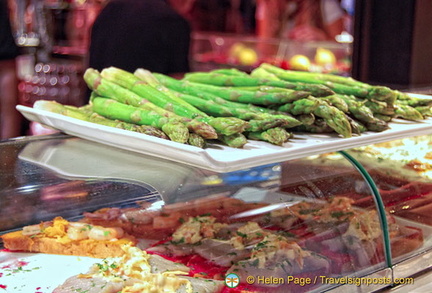 Fresh asparagus pinchos