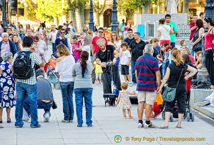 Crowds in the Plaza de Oriente