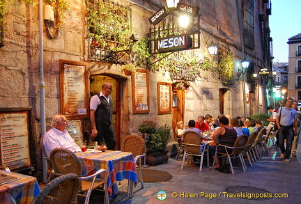 Diners at the Mesón Rincón