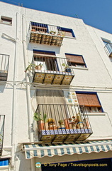 Interesting tilework under the flooring of these Peñíscola apartments.