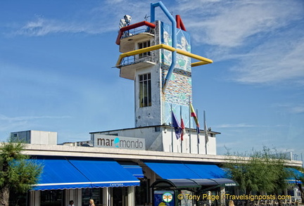 Maremondo - An El Sardinero restaurant with an unusal tower.