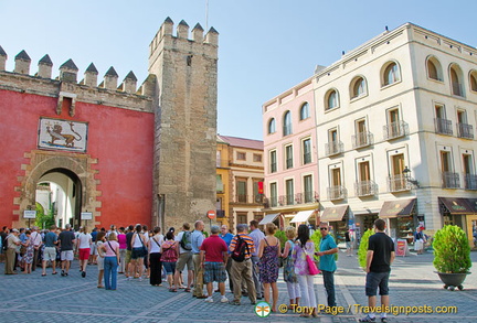 Puerto del Léon on Plaza Triunfo - Crowds queueing to enter the Alcázar