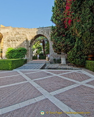 Looking back at the wall separating Patio de Léon and Patio de la Montería