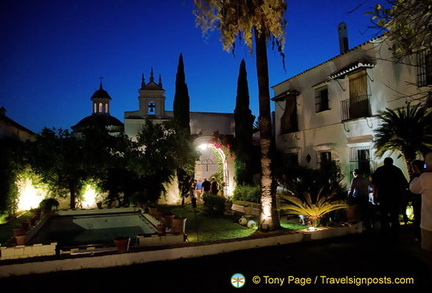 Hacienda de los Miradores by night