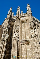 Monasterio de San Juan de los Reyes : Statues of Franciscan saints