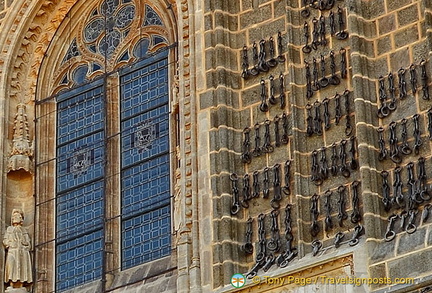 The north facing facade is decorated with shackles and chains of those captives who were freed during the times of Ferdinand and Isabella.