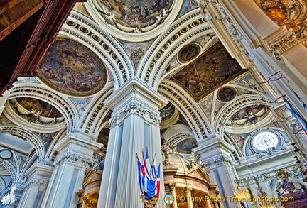 Basilica del Pilar: The Basilica has eleven cupolas