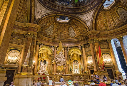 Basilica del Pilar:  View of the Holy Chapel