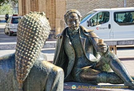 One of the two couples that make up the Goya Monument