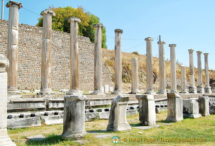 Colonnaded sacred way