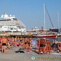 Sun and Sea: Yalta's Beaches (1854 visite) Sun and Sea: Yalta's Beaches