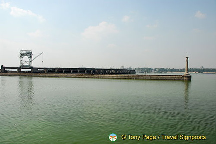 Zaporozhye dam and lock