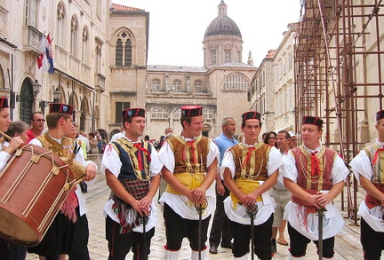 dubrovnik-traditonal-guards_588.jpg