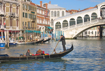 venice-gondola-rialto_588.jpg