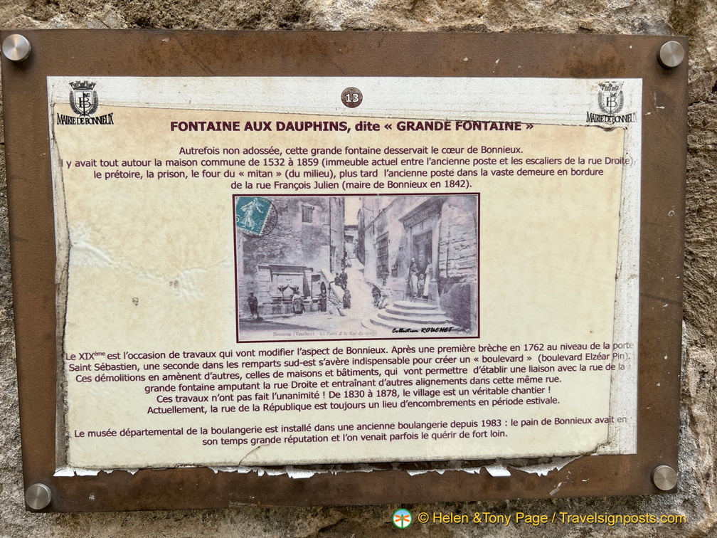 Bonnieux Fontaine aux Dauphins