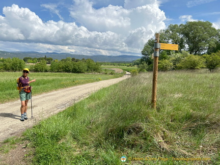 Signpost back to Roussillon