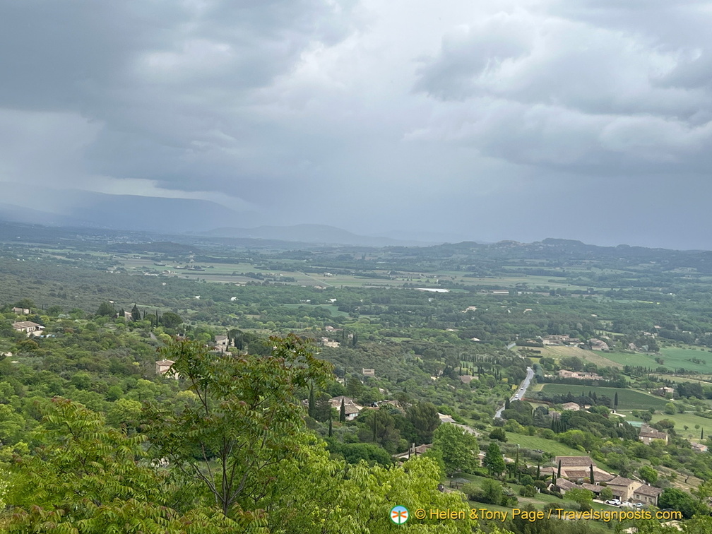 View back to Roussillon (1076 visits) Gordes - Hilltop Villages of Luberon - French Walking Holidays View back to Roussillon