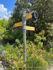 Signpost to Gordes