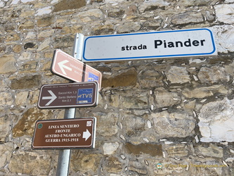 Strada Piander signpost
