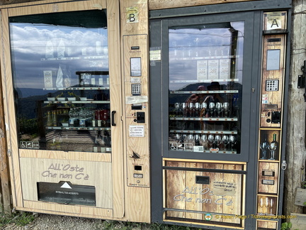 Food and drinks vending machine