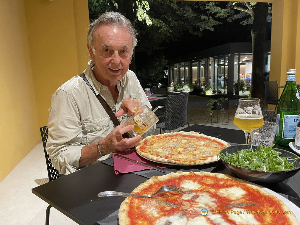Pizzeria Rico's (937 بازدید) Rico's pizza is rather good and so we have one each. Pizzeria Rico's